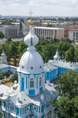 Saint Petersburg, Rusya, 20 Temmuz 2021: Güneşli bir yaz gününde Diriliş Smolny Katedrali 'nin çan kulesinin panoramik ve kilise mimari parçaları