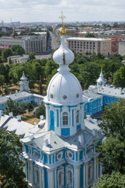 SAINT PETERSBURG, RUSSIA-Temmuz, 20, 2021: Açık güneşli bir yaz gününde Smolny Katedrali 'nin çan kulesinden şehrin panoramik üst görüntüsü