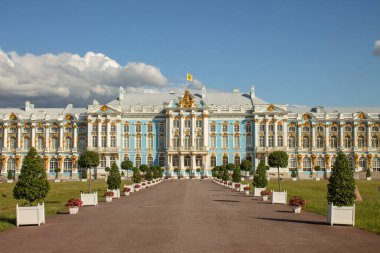 PUSHKIN, LENINGRAD REJON, RUSSIA-21 Temmuz 2021: Güneşli bir yaz gününde Tsarskoye Selo 'daki Catherine Sarayı
