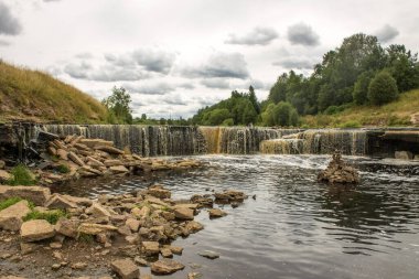 Rusya 'nın Leningrad bölgesindeki Tosna Nehri üzerinde güzel Sablinsky şelalesi bulutlu bir yaz gününde ve kopyalamak için bir alan