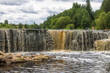 Rusya 'nın Leningrad bölgesindeki Tosna Nehri üzerinde güzel Sablinsky şelalesi bulutlu bir yaz gününde ve kopyalamak için bir alan