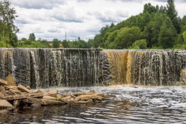 Rusya 'nın Leningrad bölgesindeki Tosna Nehri üzerinde güzel Sablinsky şelalesi bulutlu bir yaz gününde ve kopyalamak için bir alan