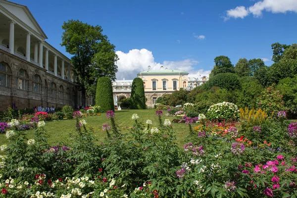 Facade Cameron Gallery Antique Columns White Flowers Hydrangea Bushes Sunny — Stock Photo, Image