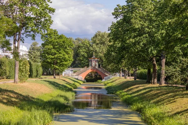 레닌그라드 푸시킨 레닌그라드 Russia 2021 여름날 공원의 운하를 가로지르는우아 다리와 — 스톡 사진