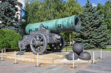 MOSCOW, RUSSIA-AUGust, 4, 2021: Güneşli bir yaz gününde Sobornaya Meydanı 'nda büyük bir bronz çar topu ve gülleler