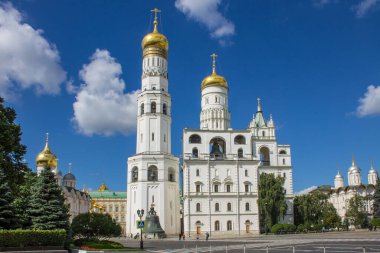 Moskova 'da güneşli bir yaz gününde Sobornaya Meydanı' ndaki Kremlin 'de altın kubbeli Büyük İvan' ın beyaz taş çan kulesinin manzarası.
