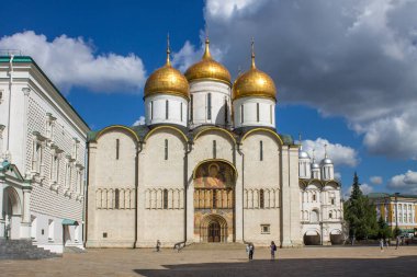 Moskova Rusya 'da güneşli bir yaz gününde, Kremlin Katedrali' nde Katedral Meydanı 'nda altın kubbeli En Kutsal Teotokolar' ın Varsayımı Katedrali