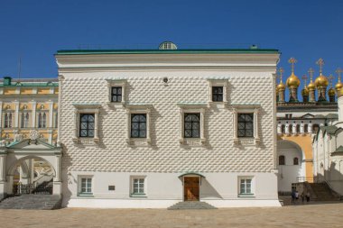 Moskova Rusya 'da güneşli bir yaz gününde Kremlin' in Katedral Meydanı 'ndaki Fakülte Odası' nın cephesi
