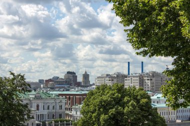 Güneşli bir yaz gününde tarihi şehir merkezinin panoramik görüntüsü ve Moskova Rusya 'da kopyalanacak dramatik bulutlu bir gökyüzü ve mekan