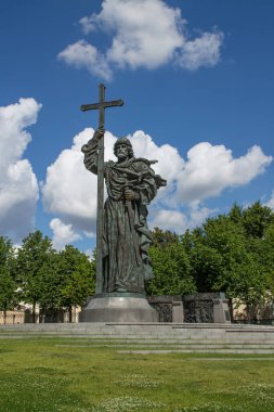 MOSCOW, RUSSIA-AUGust, 4, 2021: Güneşli bir yaz gününde elinde büyük bir haçla Prens Vladimir için bronz bir anıt