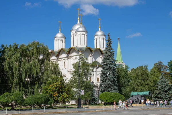 White Stone Cathedral Twelve Apostles Green Foliage Trees Kremlin Cathedral — Stock Photo, Image