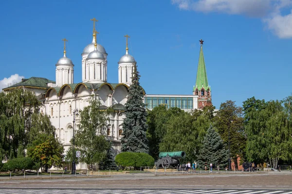 White Stone Cathedral Twelve Apostles Green Foliage Trees Kremlin Cathedral — Stock Photo, Image