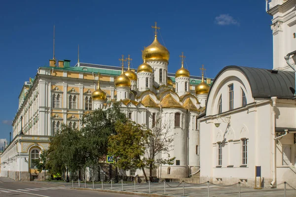 Annunciation Cathedral Kremlin Golden Domes Shining Sun Clear Summer Day — Stock Photo, Image