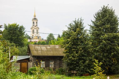 Eski Suzdal şehrinin manzarası Rusya 'nın Altın Halkası, bulutlu bir yaz günü Vladimir bölgesinde yeşil ağaçların arasında ahşap evler.