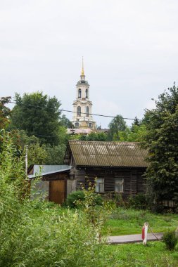 Eski Suzdal şehrinin manzarası Rusya 'nın Altın Halkası, bulutlu bir yaz günü Vladimir bölgesinde yeşil ağaçların arasında ahşap evler.