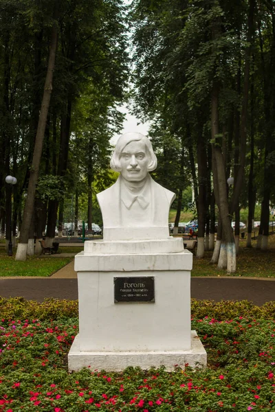 Busto Yeso Blanco Nikolai Gogol Primer Plano Del Parque Casco —  Fotos de Stock