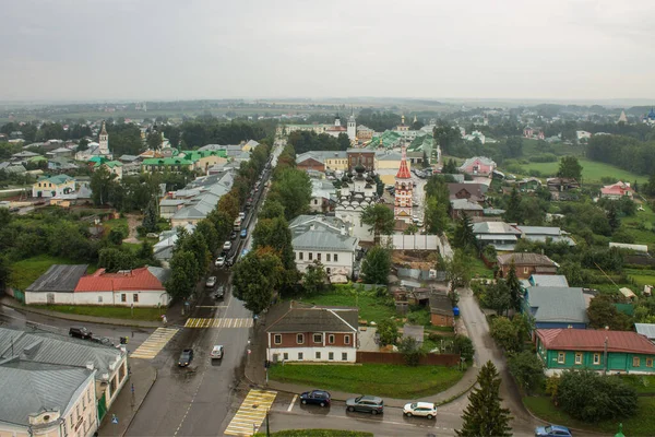 苏扎德尔 Vladimir Region Russia August 2021年8月11日 在多云的夏日 以历史建筑的屋顶和绿叶的绿叶俯瞰古城全景 — 图库照片