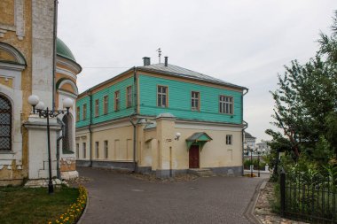 Bulutlu bir yaz gününde eski şehrin tarihi mimarisinin panoramik görüntüsü. Vladimir Rusya 'daki altın halka boyunca bir yolculuk.