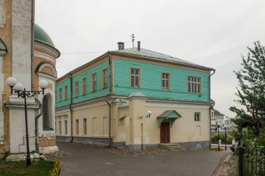 Vladimir Rusya 'da bulutlu bir yaz gününde şehrin tarihi merkezindeki eski bir eczanenin cephesinde.
