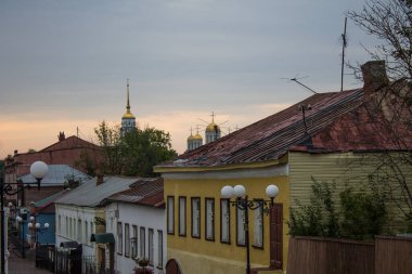 Bulutlu bir yaz gününde eski şehrin tarihi mimarisinin panoramik görüntüsü. Vladimir Rusya 'daki altın halka boyunca bir yolculuk.