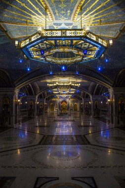 Silahlı kuvvetlerin ana tapınağının güzel, parlak iç kısımları. Tonozlar, zengin dekore edilmiş duvarlar ve Kubinka Rusya 'nın işlemeli döşemeleri.