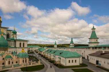 Yeni Kudüs Manastırı 'nın tarihsel beyaz taş mimarisi Istra Moskova' da güneşli bir yaz gününde beyaz bulutlu dramatik mavi gökyüzünün arka planına karşı.