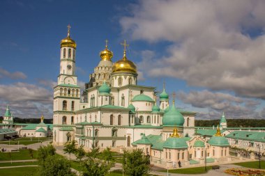 Güneşli bir yaz gününde Yeni Kudüs Manastırı 'nda İsa' nın dirilişinin beyaz taş katedrali Istra Moskova Bölgesi 'nde mavi bulutlu bir gökyüzüne karşıdır.