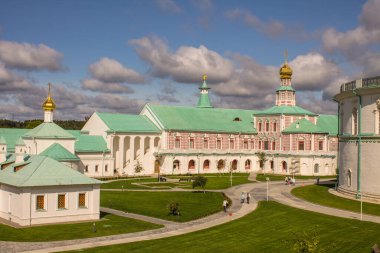 Güneşli bir günde Yeni Kudüs 'ün beyaz taşlı dini mimarisi ve Istra Rusya' da bulutlarla dolu dramatik mavi bir gökyüzü ile mimari bir arada.