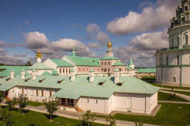 Yeni Kudüs Manastırı 'nın tarihsel beyaz taş mimarisi Istra Moskova' da güneşli bir yaz gününde beyaz bulutlu dramatik mavi gökyüzünün arka planına karşı.