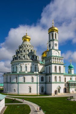 Güneşli bir yaz gününde Istra Moskova bölgesinde mavi bulutlu bir gökyüzüne yakın olan güzel, beyaz taşlı Diriliş Katedrali.