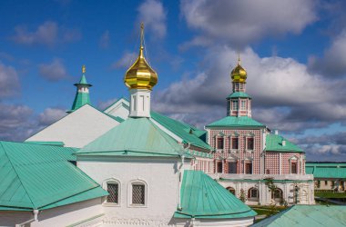 Güneşli bir günde Yeni Kudüs 'ün beyaz taşlı dini mimarisi ve Istra Rusya' da bulutlarla dolu dramatik mavi bir gökyüzü ile mimari bir arada.