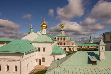 Yeni Kudüs Manastırı 'nın tarihsel beyaz taş mimarisi Istra Moskova' da güneşli bir yaz gününde beyaz bulutlu dramatik mavi gökyüzünün arka planına karşı.
