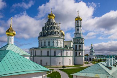 Güneşli bir yaz gününde, Yeni Kudüs 'te altın kubbeli beyaz taş kiliselerden oluşan güzel bir mimari yapı bulutlu açık mavi gökyüzüne karşı.