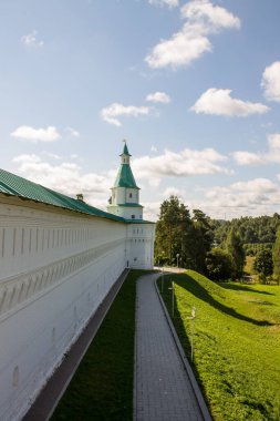 Yeni Kudüs 'ün beyaz taş kale duvarı güneşli bir yaz gününde ve Istra Moskova bölgesinde mavi gökyüzü