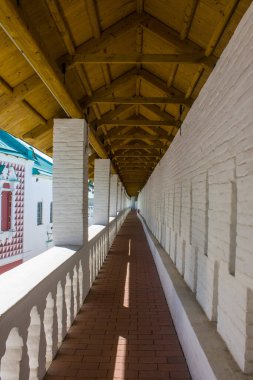 Istra, Moskova Bölgesi, Rusya - 22 Ağustos 2021: Güneşli bir günde Yeni Kudüs 'teki manastırın beyaz taş kale duvarında uzun bir galeri