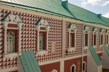 Tsarevna Tatiana Mikhailovna sarayının ön cephe manzarası güzel oyulmuş camları ve kabartma kırmızı taş duvarları ve Yeni Kudüs Moskova bölgesinde yeşil bir çatısı var.