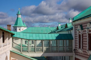 Yeni Kudüs Manastırı 'nın tarihsel beyaz taş mimarisi Istra Moskova' da güneşli bir yaz gününde beyaz bulutlu dramatik mavi gökyüzünün arka planına karşı.