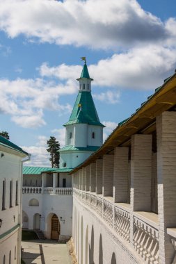 Yeni Kudüs Manastırı 'nın tarihsel beyaz taş mimarisi Istra Moskova' da güneşli bir yaz gününde beyaz bulutlu dramatik mavi gökyüzünün arka planına karşı.