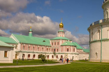 Güneşli bir yaz gününde Yeni Kudüs manastırında altın bir kubbesi olan İsa 'nın Doğumu Kilisesi ve Istra Moskova bölgesinde beyaz bulutlu mavi bir gökyüzü.