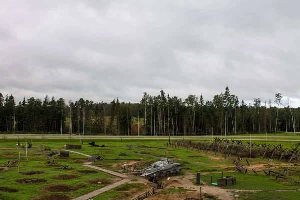 Vojenská Rekonstrukce Vojenských Operací Šedý Tank Louce Zelenou Trávou Hrází — Stock fotografie