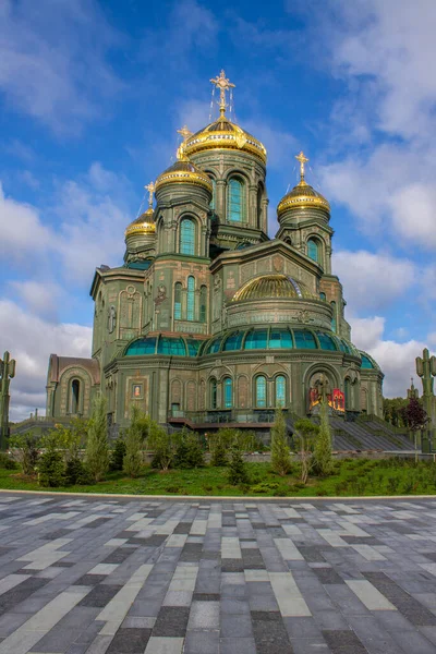 Facciata Del Tempio Principale Delle Forze Armate Russe Sullo Sfondo — Foto Stock