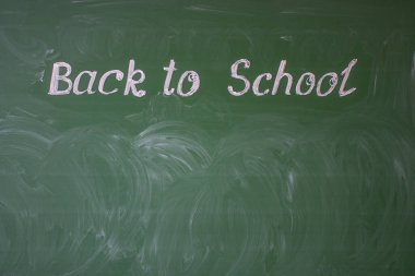 El yazısı yazması: okula geri dön ve tebeşir çizgileri olan yeşil bir karatahtaya yer kopyala