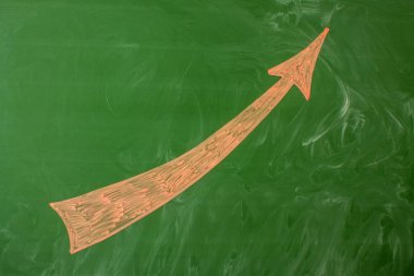 Yukarıya bakan büyük pembe bir ok, üzerinde tebeşir ve kopyalamak için alan izleri olan yeşil bir karatahta çizilir. Kavram başarısı ve kariyer büyümesi