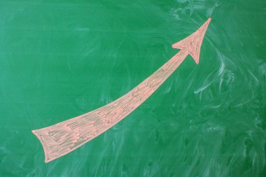 Yeşil bir karatahtaya tebeşirle çizilmiş büyük pembe uçlu ok ve kopyalama alanı. Konsept - iş veya akademik başarı