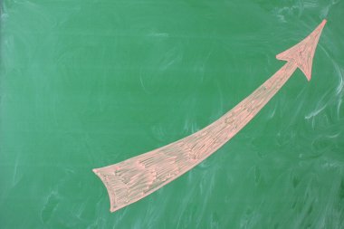 Yukarıya bakan büyük pembe bir ok, üzerinde tebeşir ve kopyalamak için alan izleri olan yeşil bir karatahta çizilir. Kavram başarısı ve kariyer büyümesi