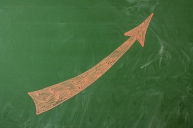 Yeşil bir karatahtaya tebeşirle çizilmiş büyük pembe uçlu ok ve kopyalama alanı. Konsept - iş veya akademik başarı