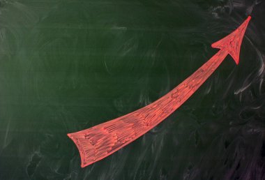 Yukarıya bakan büyük pembe bir ok, üzerinde tebeşir ve kopyalamak için alan izleri olan yeşil bir karatahta çizilir. Kavram başarısı ve kariyer büyümesi