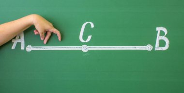 Tahtaya beyaz tebeşirle çizilmiş matematiksel bir bölüm ve matematik problemini açıklayan bir öğretmenin eli. Konsept-bir ders ve kopyalamak için bir alan