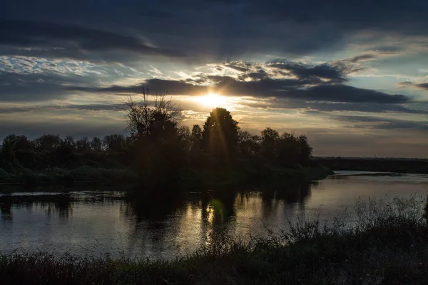 Beautiful Dramatic Sunrise Sun Rises River Cloudy Sky Dark Silhouettes — Stock Photo, Image