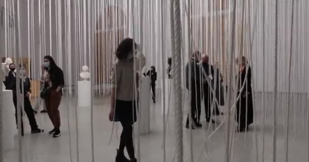 Museumsbesucher tragen Gesichtsmasken bei Rundgang durch Statue-Kunstausstellung — Stockvideo
